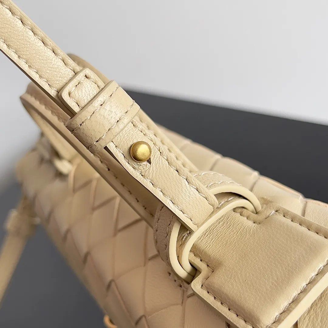 Batch 1360 Bottega Veneta 24 spring and summer woven zipper crossbody bag. A crossbody bag that can be used as a cosmetic bag. The exquisite weaving and compact body are an indispensable accessory for the upcoming summer. The double zipper also better protects the bag. It has a large capacity. If you like it, don’t miss it. Style number: 789109 Size: 22*12.5*5cm